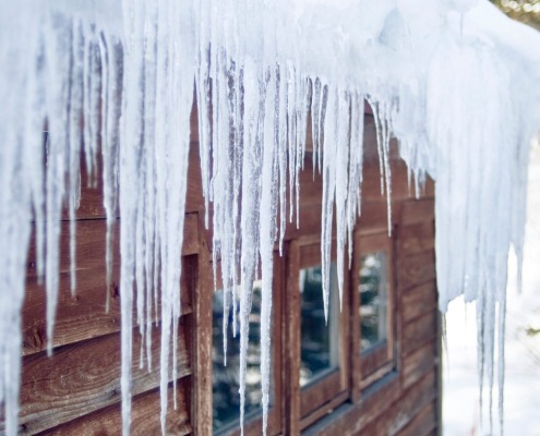 Ice Damming | Commonwealth Roofing Corp.